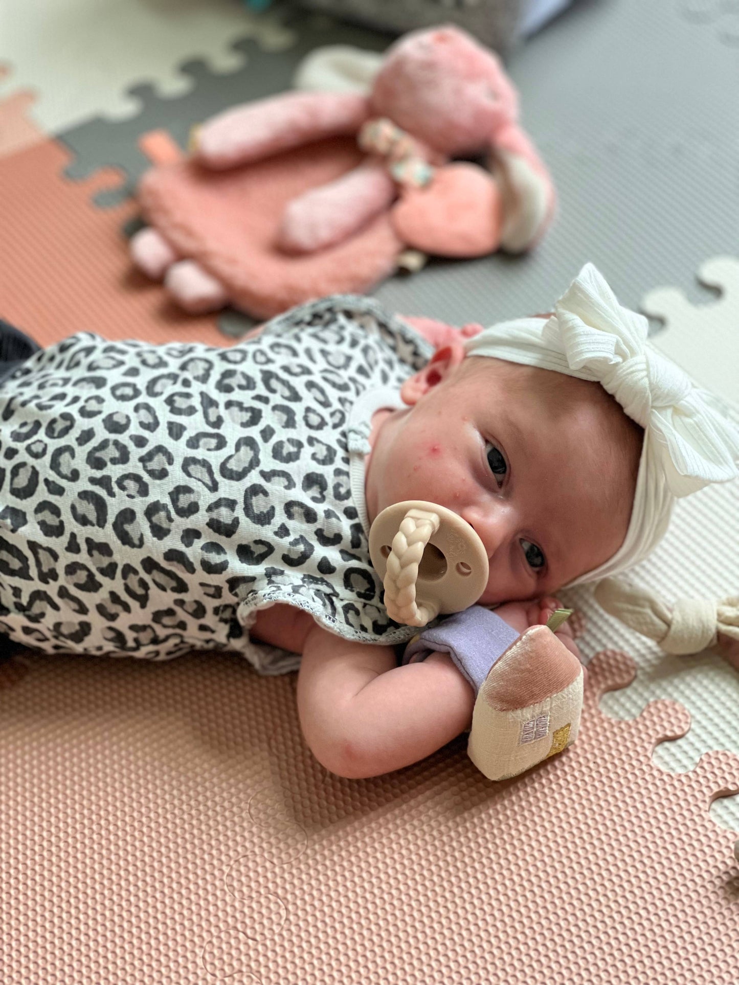 Itzy Ritzy - Itzy Bitzy Wrist Rattle: Cottage